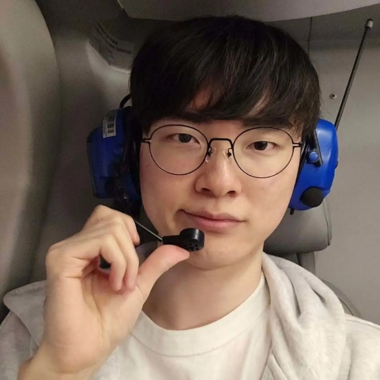 Faker社媒分享2025历程照片:Goodbye,2025!