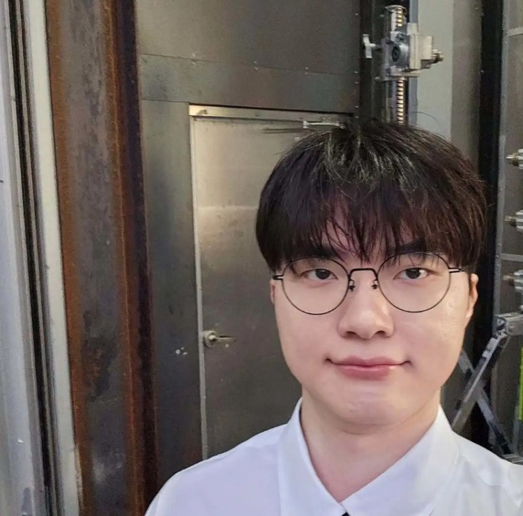 Faker社媒分享2025历程照片:Goodbye,2025!