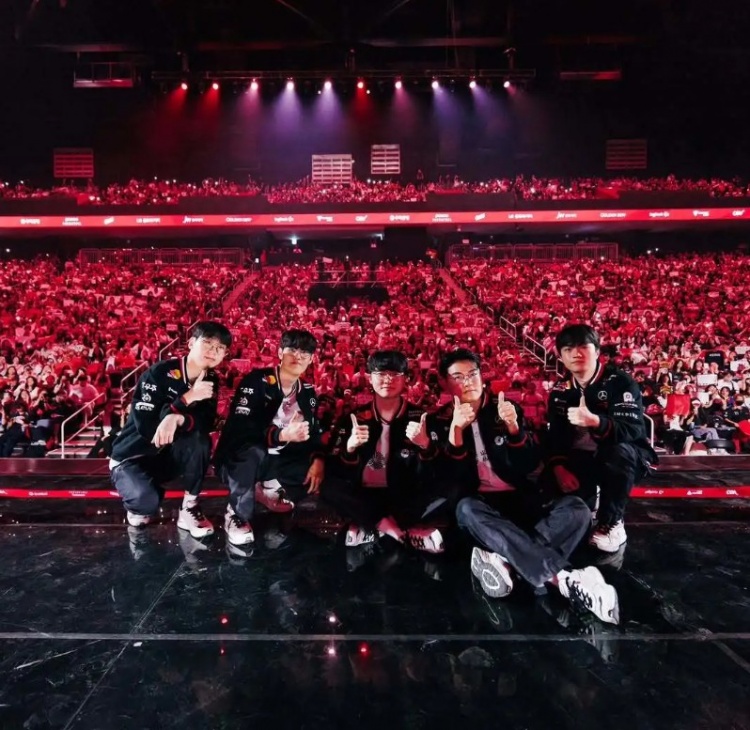 Faker社媒分享2025历程照片:Goodbye,2025!