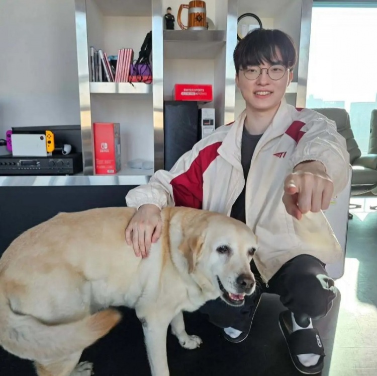 Faker社媒分享2025历程照片:Goodbye,2025!