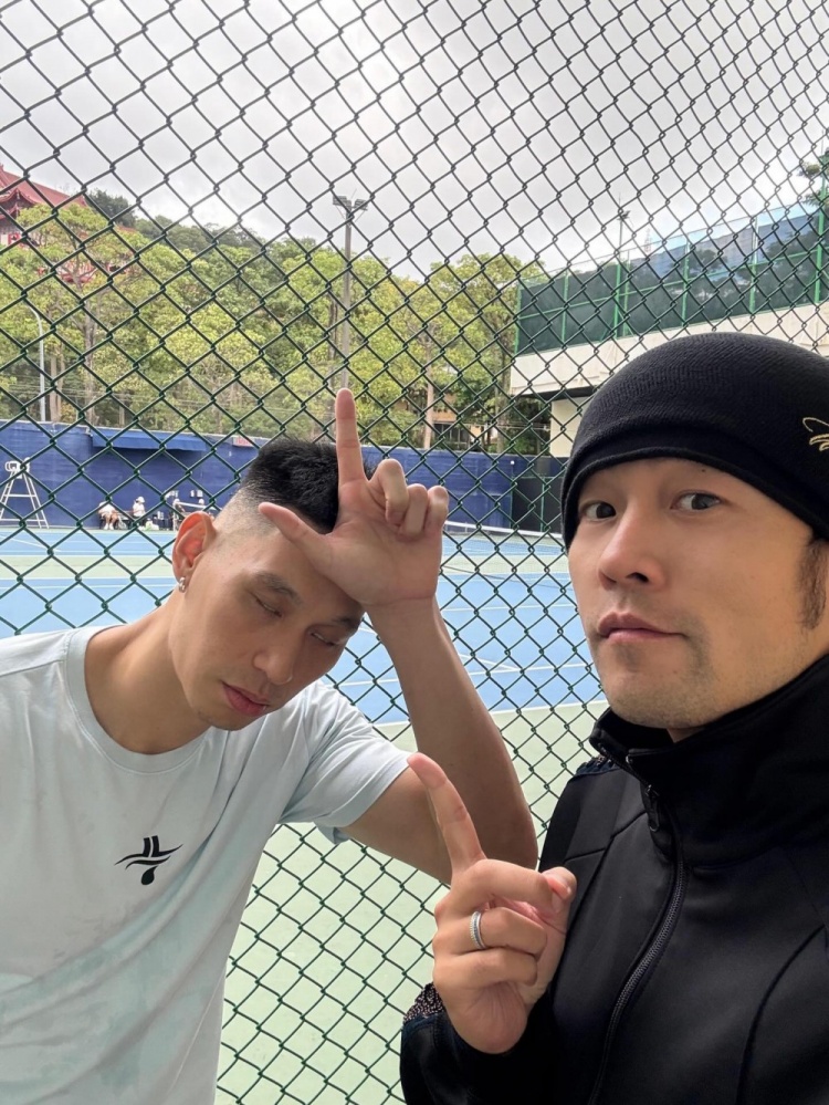 【林书豪】林书豪晒和周杰伦打网球恶搞合照：2026第一天不想被欺负了(图1)