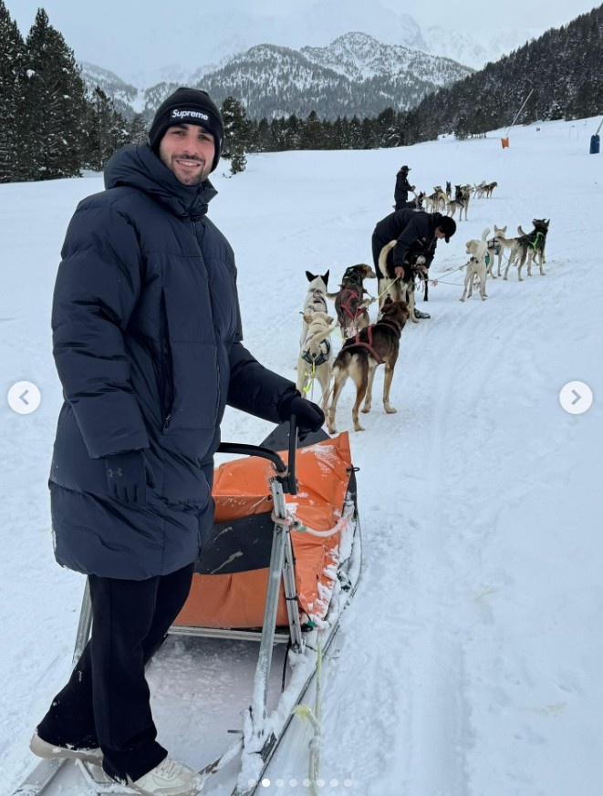 [推荐]抗冻！费兰社媒晒赤身躺在雪中照片，配文：圣诞时间 ️(图2)