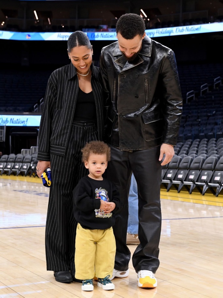 [体育头条]幸福的一家六口！库里晒家人合照：库里一家 迎接2026年！(图2)