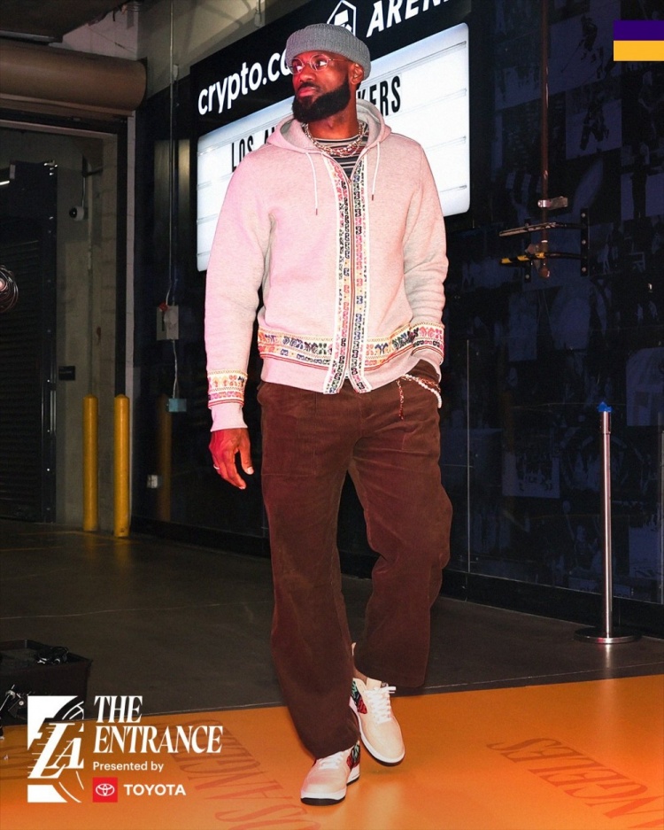 力争擒熊！湖人官推晒球员赛前入场照：雨天穿搭