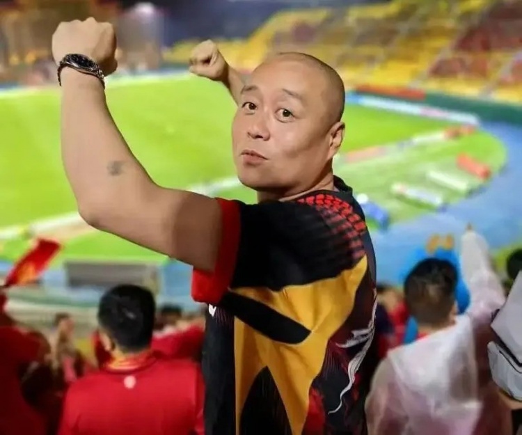 【体育资讯】重庆铜梁龙2025赛季唯一主客场全勤球迷「白洪」的故事(图2) 【体育资讯】重庆铜梁龙2025赛季唯一主客场全勤球迷「白洪」的故事(图2)