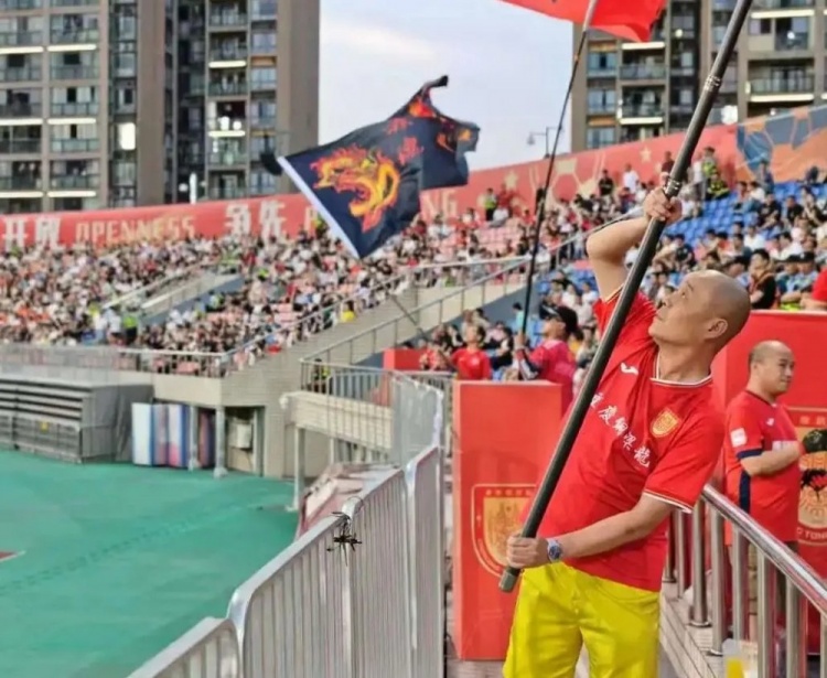 【体育资讯】重庆铜梁龙2025赛季唯一主客场全勤球迷「白洪」的故事(图3) 【体育资讯】重庆铜梁龙2025赛季唯一主客场全勤球迷「白洪」的故事(图3)