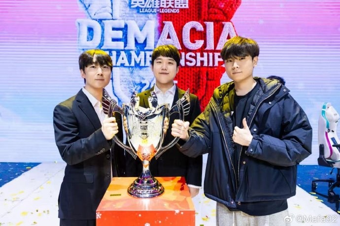 【万博电竞】IG教练Mafa更新选手教练与德杯奖杯的合照:谢谢☺️ 