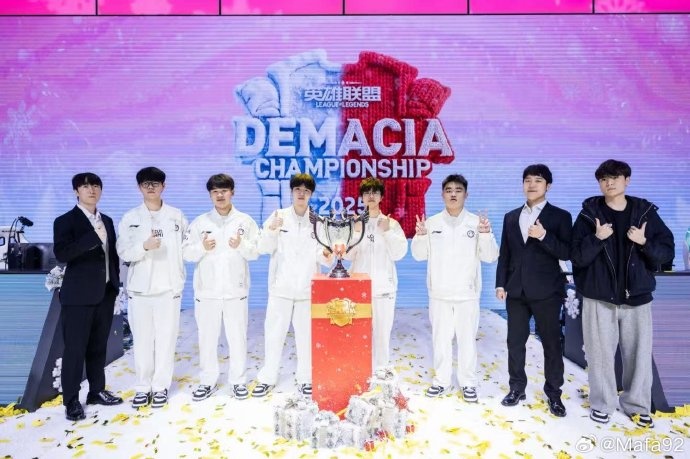 【万博电竞】IG教练Mafa更新选手教练与德杯奖杯的合照:谢谢☺️ 