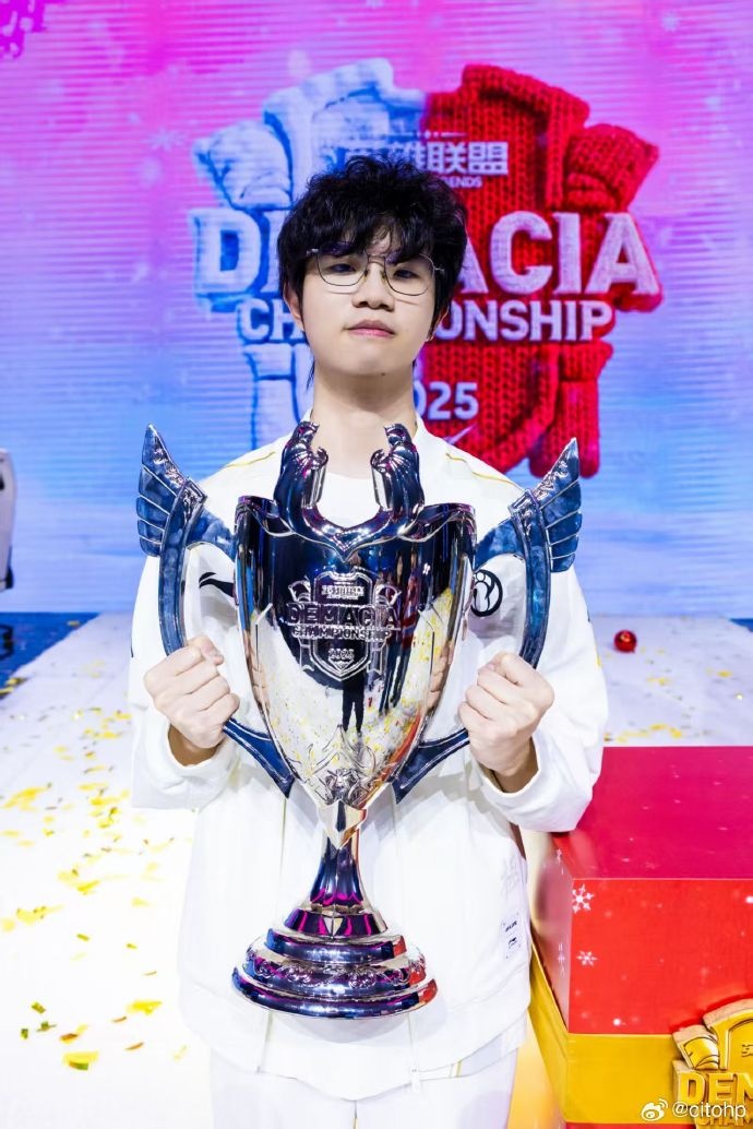 【万博电竞】Photic晒举起德杯奖杯照片:2026新的开始🏆