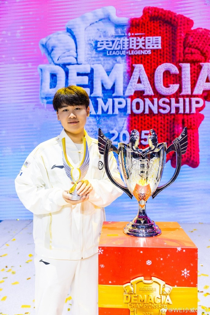 【万博电竞】Wei晒德杯奖杯合照:大家辛苦了