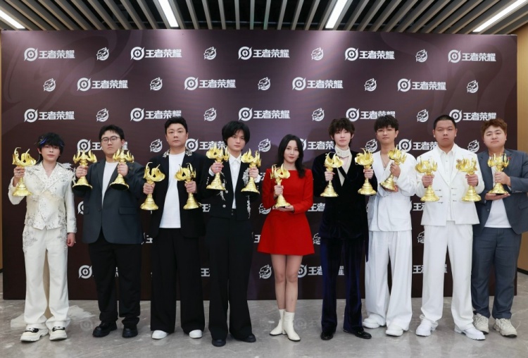 人手奖杯！成都AG晒照：感谢每一个人的付出和努力✊