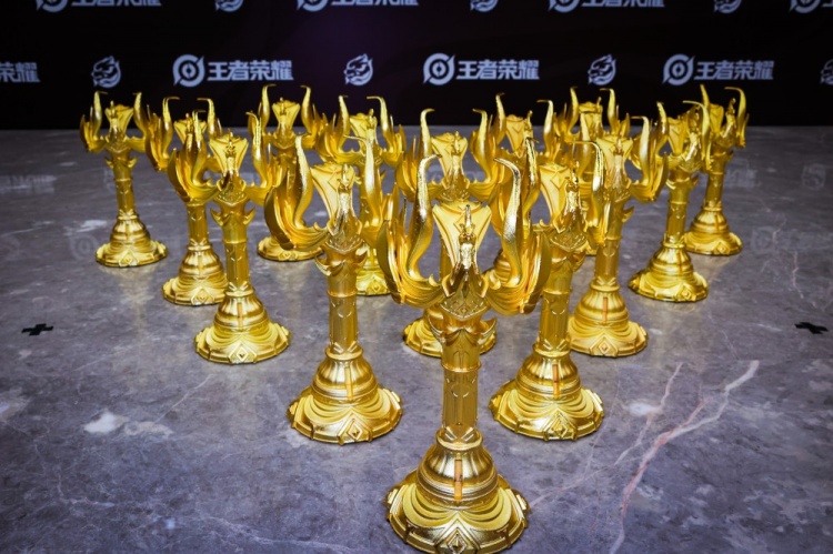 人手奖杯！成都AG晒照：感谢每一个人的付出和努力✊