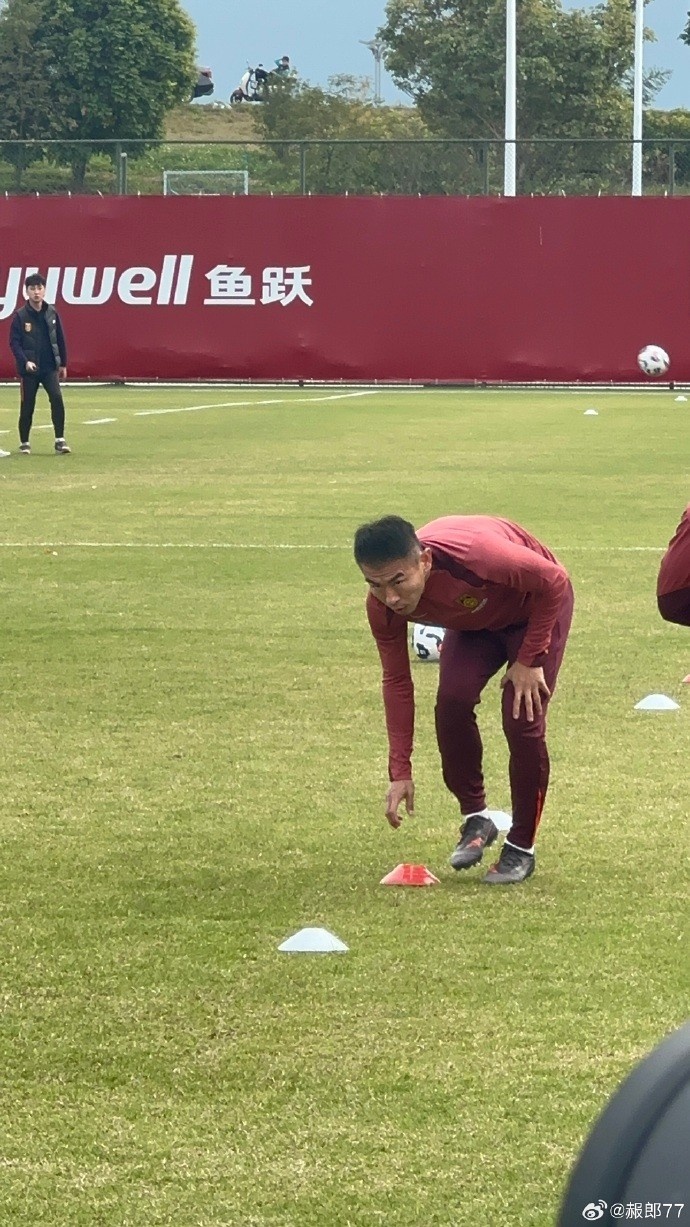 [值得一看]记者晒邵佳一国足首练情况：于汉超摆放训练设施，吕焯毅接受采访(图2)