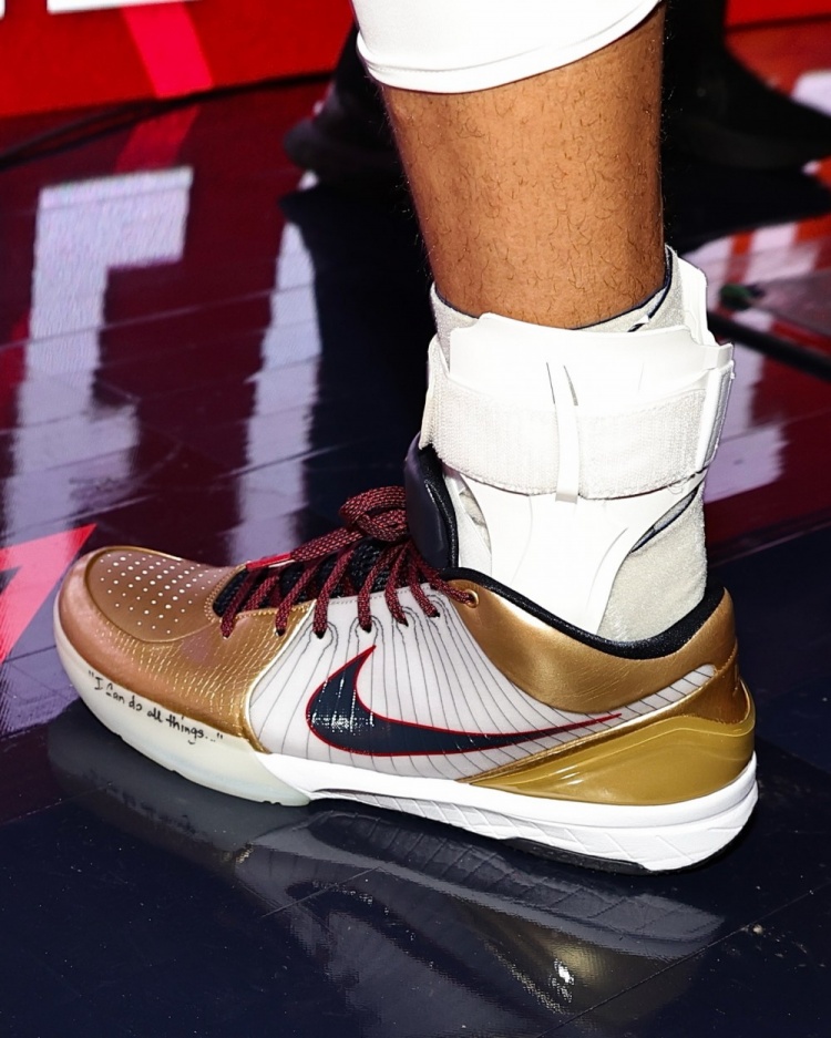 [体育头条]对阵快船！库里比赛上脚科比热门鞋款Kobe 4 Protro金牌配色(图2)