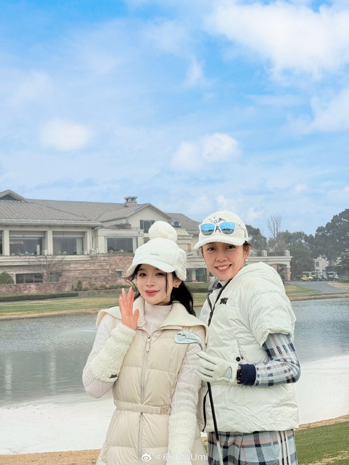 【万博电竞】糖小幽晒照:嘻嘻~和高能量的姐姐一起就是很开心! 