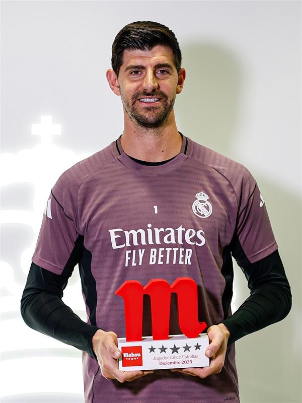 5场两次零封，皇马官方：门将库尔图瓦当选球队月最佳球员