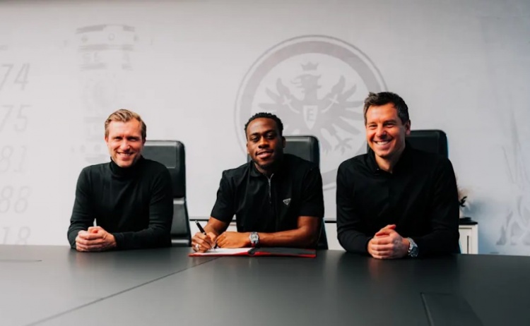 冬窗第6位新援!法兰克福官方:森林23岁前锋卡利穆恩多加盟