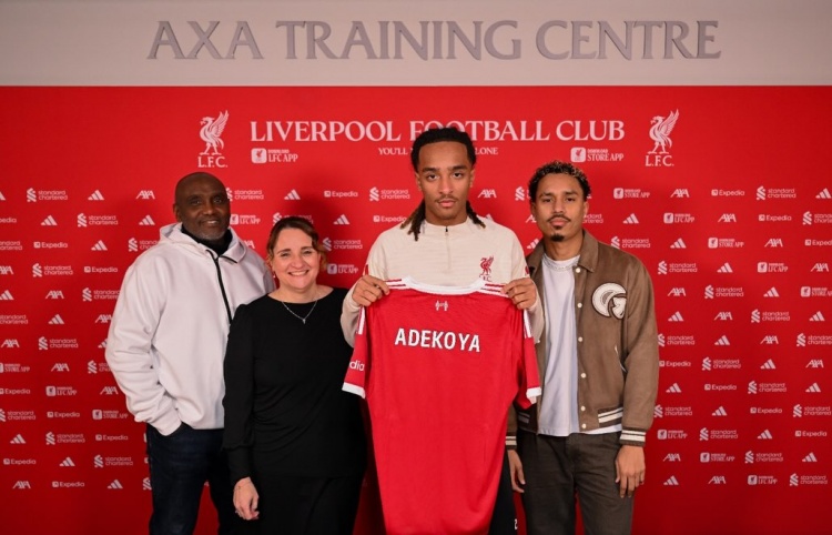 [值得一看]19岁英格兰中卫阿德科亚晒签约照，自宣加盟利物浦(图2)