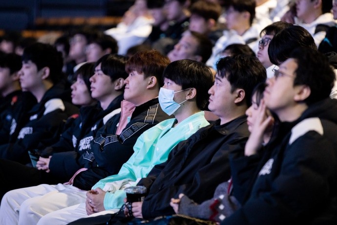 LPL发布选手大会返图:联盟将以更高标准、更严要求迎接新的一年