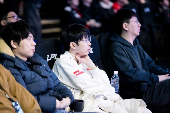 LPL发布选手大会返图:联盟将以更高标准、更严要求迎接新的一年