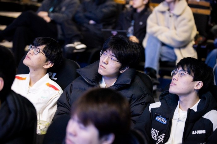 LPL发布选手大会返图:联盟将以更高标准、更严要求迎接新的一年