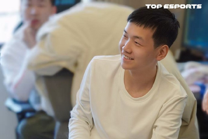 【蜗牛电竞】TES分享队员训练返图:努力备战,磨合进行时