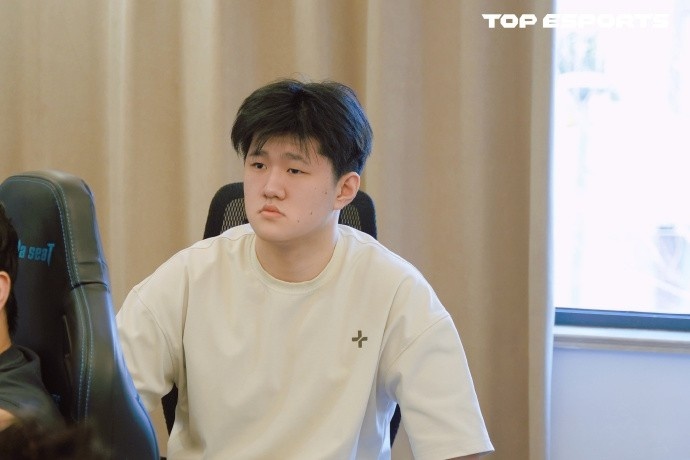 【蜗牛电竞】TES分享队员训练返图:努力备战,磨合进行时