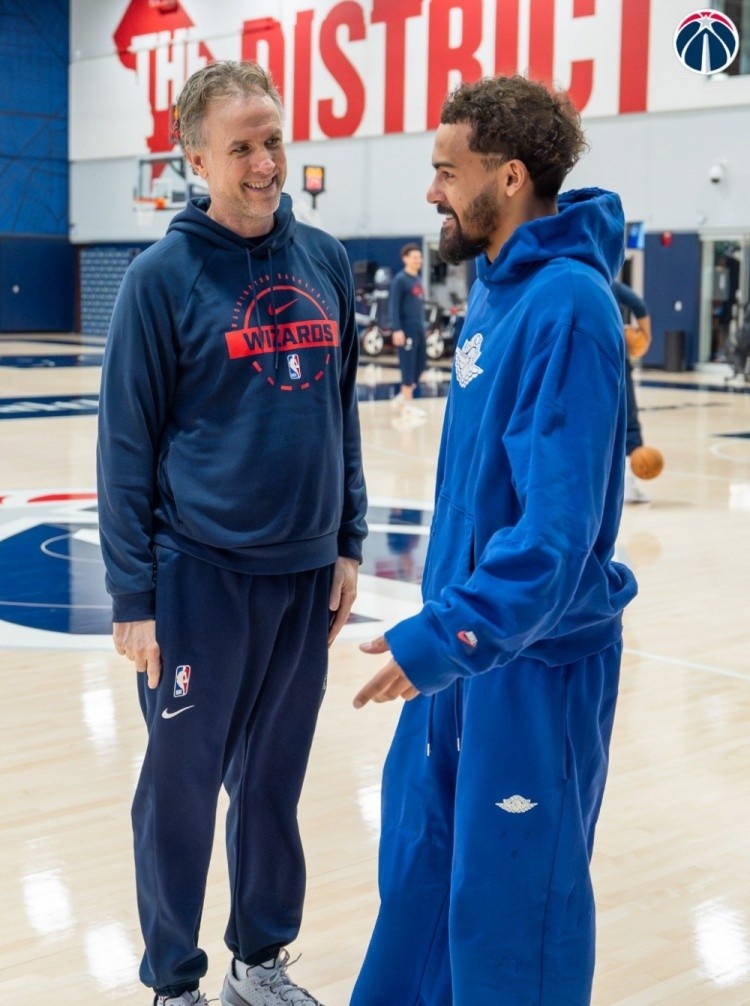 特雷·杨本赛季是否会复出？奇才主帅：首要任务是让他恢复健康