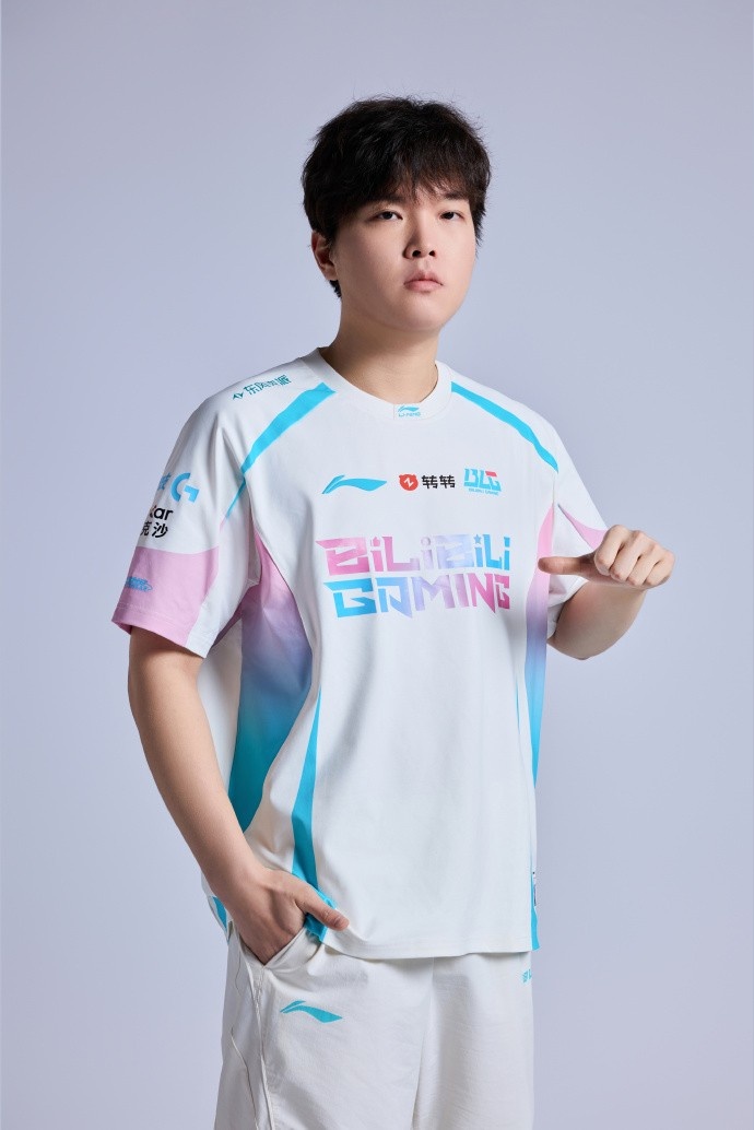 【万博电竞】BLG晒2026LPL定妆照：帅气地开启全新赛季！