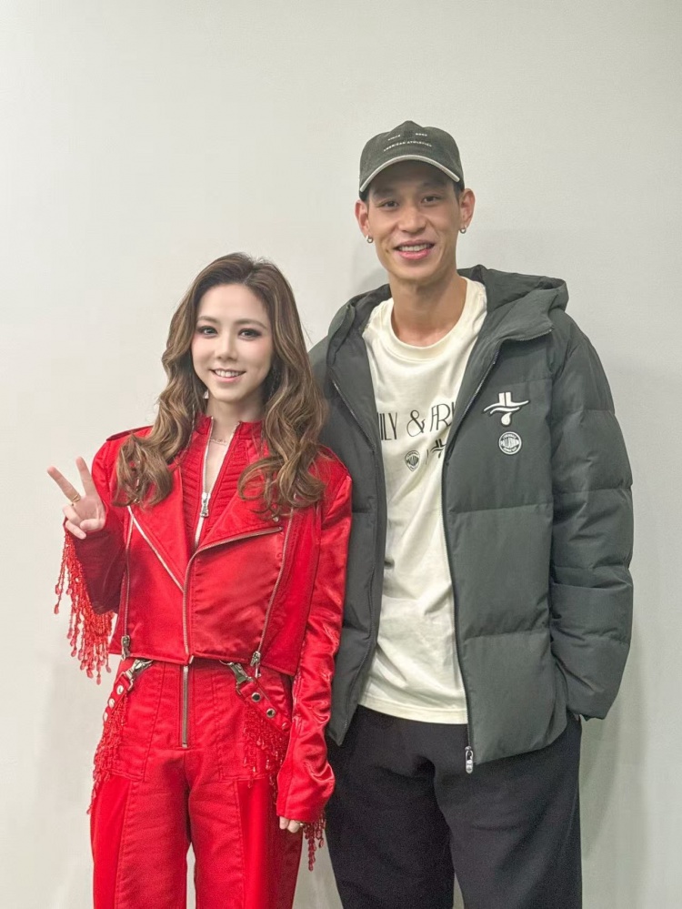 【有趣体育】也做一回歌迷！林书豪与欧阳靖在广州看邓紫棋演唱会(图2)