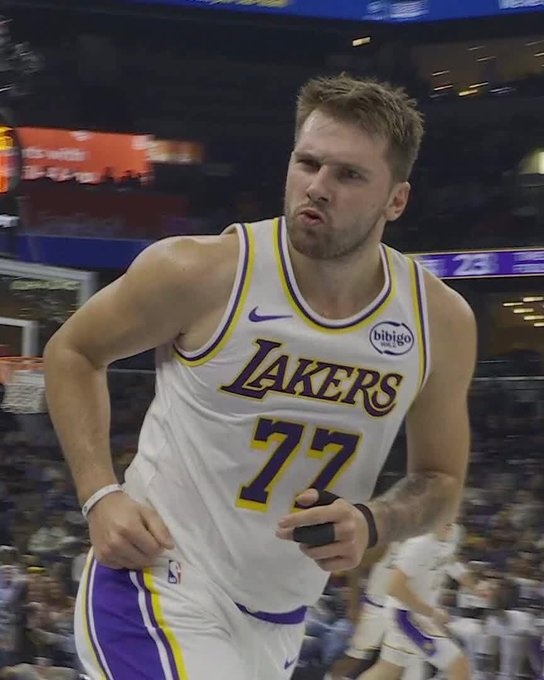 [体育报道]键盘侠|东契奇诛心嘲讽让施罗德破大防！小黑太玻璃心&行为越界(图4)