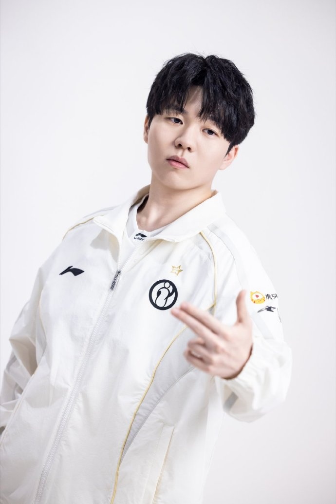 【蜗牛电竞】IG分享选手照片:定妆照返图掉落