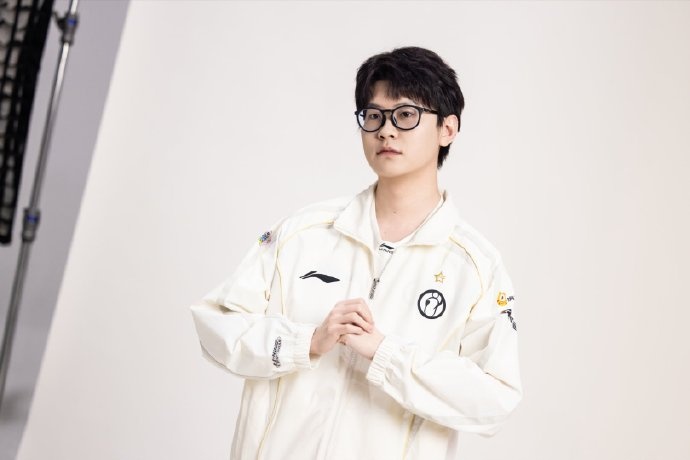 【蜗牛电竞】IG分享选手照片:定妆照返图掉落