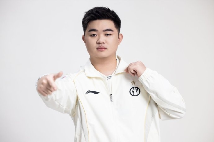 【蜗牛电竞】IG分享选手照片:定妆照返图掉落