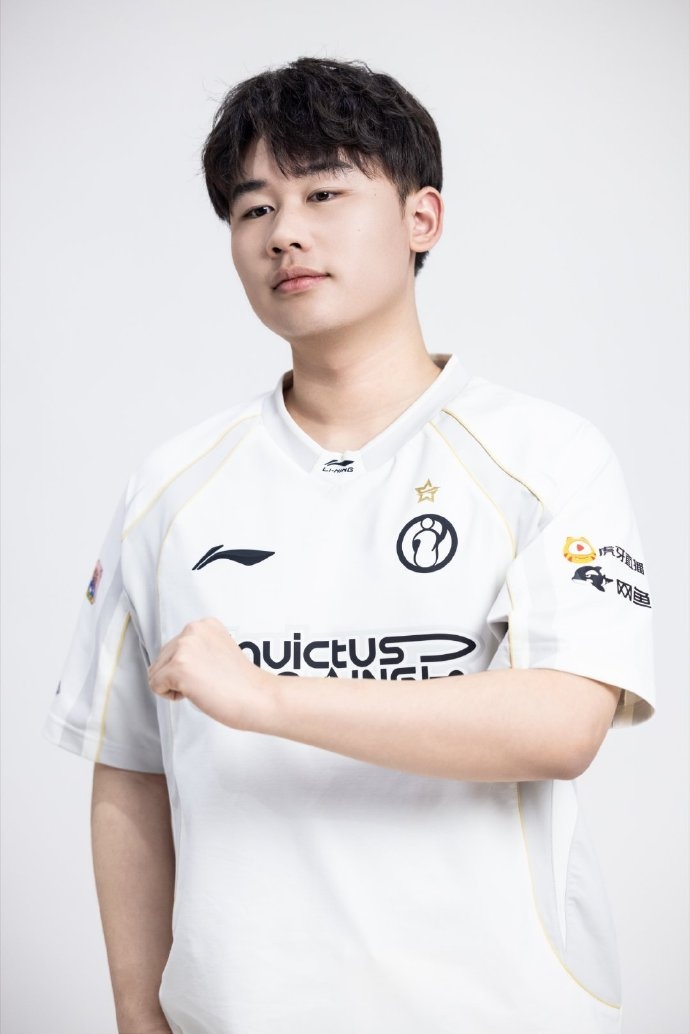 【蜗牛电竞】IG分享选手照片:定妆照返图掉落