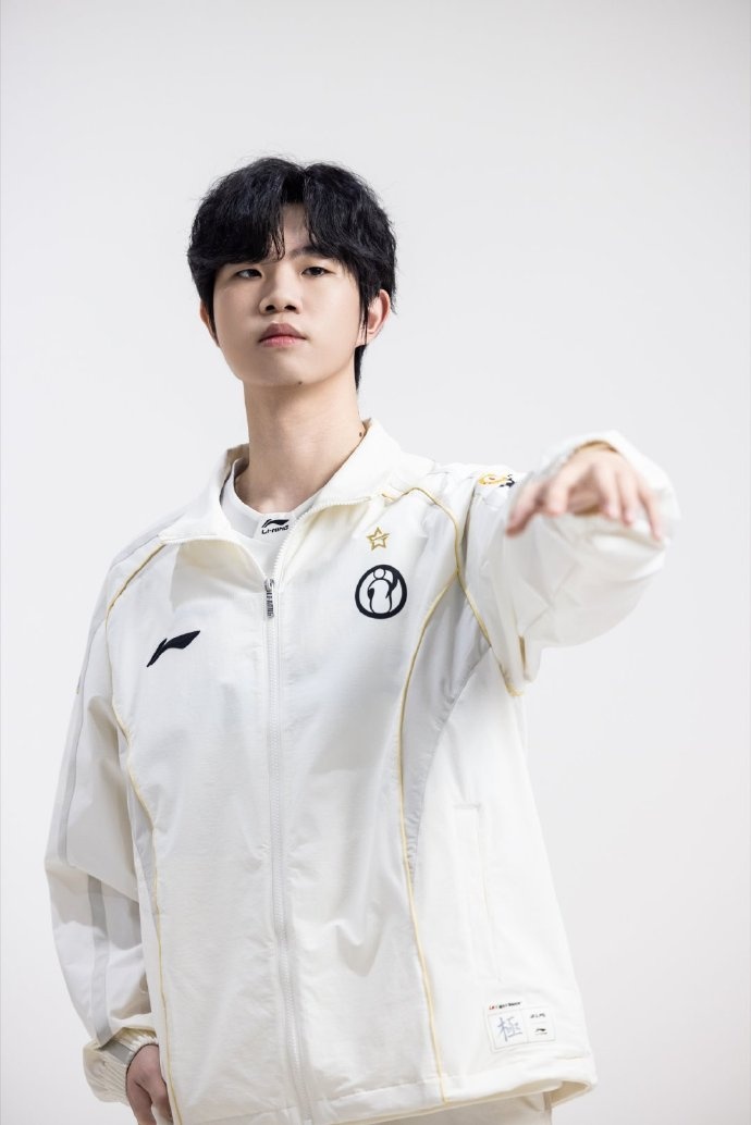 【蜗牛电竞】IG分享选手照片:定妆照返图掉落