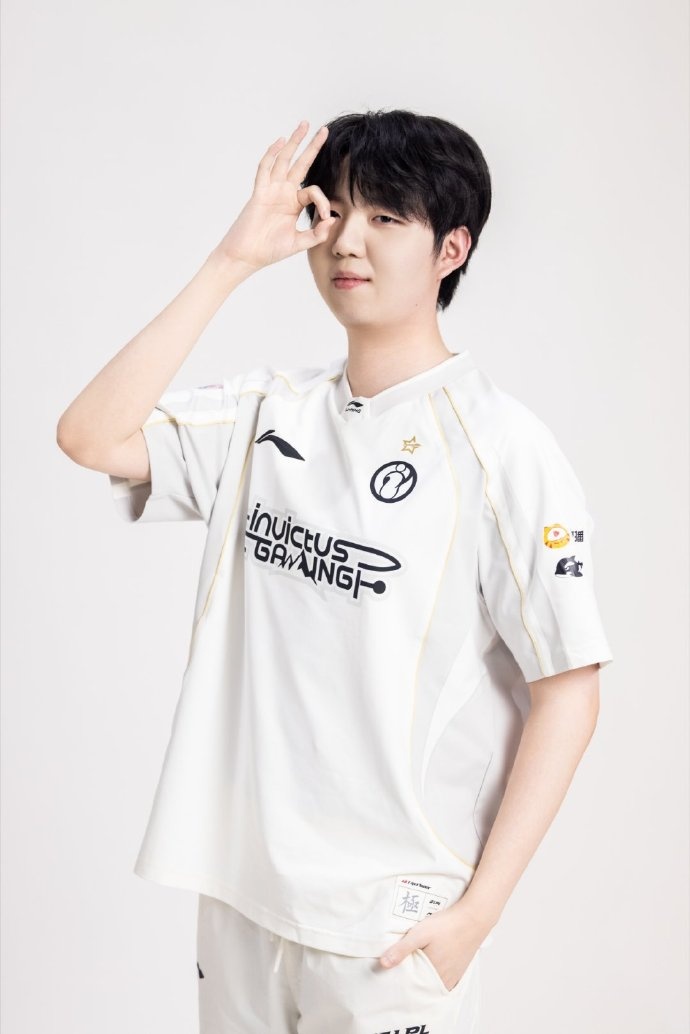 【蜗牛电竞】IG分享选手照片:定妆照返图掉落