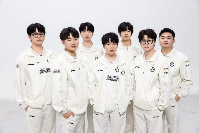 【蜗牛电竞】IG分享选手照片:定妆照返图掉落