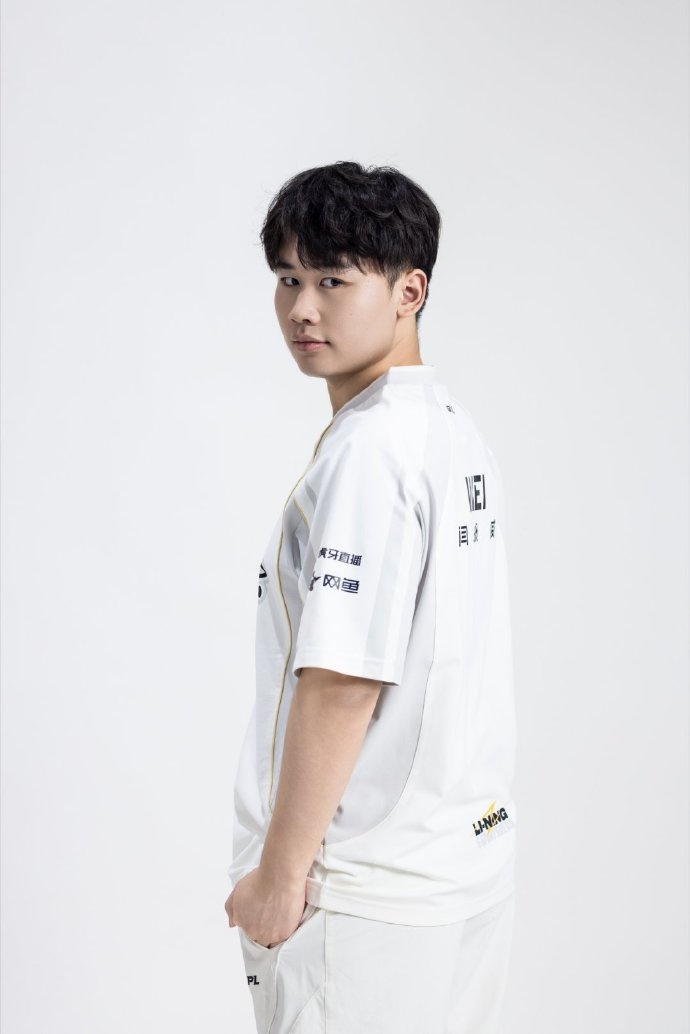 【蜗牛电竞】IG分享选手照片:定妆照返图掉落