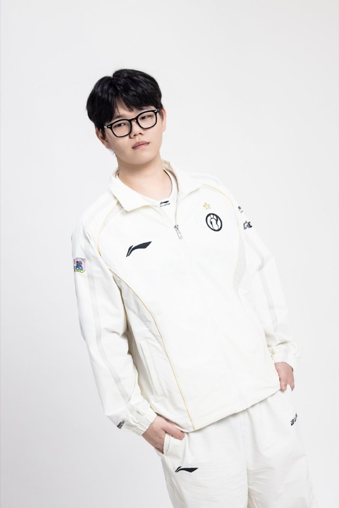 【蜗牛电竞】IG分享选手照片:定妆照返图掉落