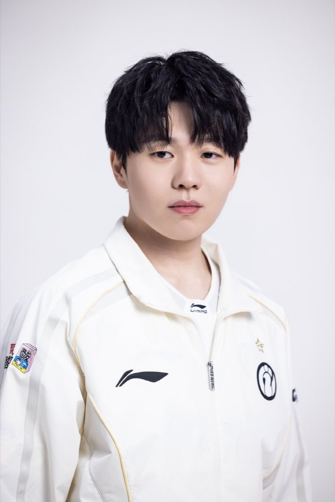 【蜗牛电竞】IG分享选手照片:定妆照返图掉落