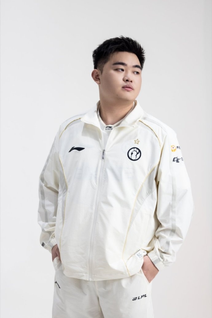 【蜗牛电竞】IG分享选手照片:定妆照返图掉落