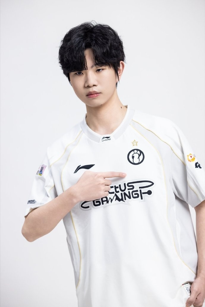 【蜗牛电竞】IG分享选手照片:定妆照返图掉落