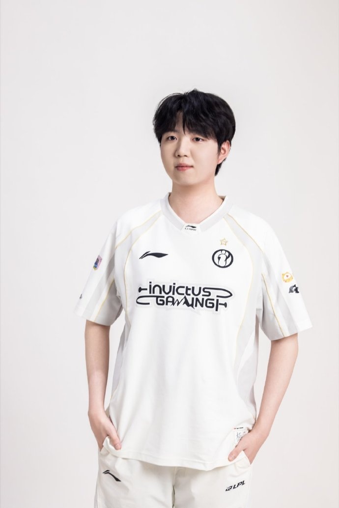 【蜗牛电竞】IG分享选手照片:定妆照返图掉落