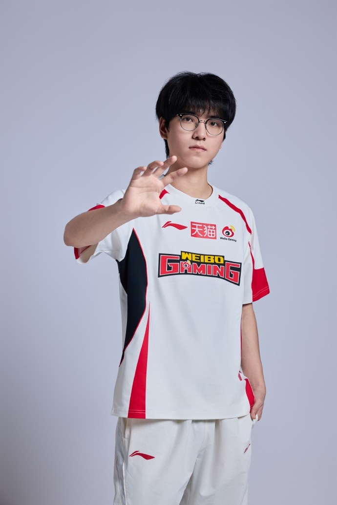 【万博电竞】WBG分享26夹人定妆照：论微博哥拍照POSE的一百种手势