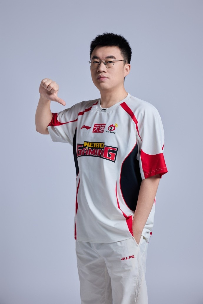 【蜗牛电竞】WBG分享26夹人定妆照：论微博哥拍照POSE的一百种手势