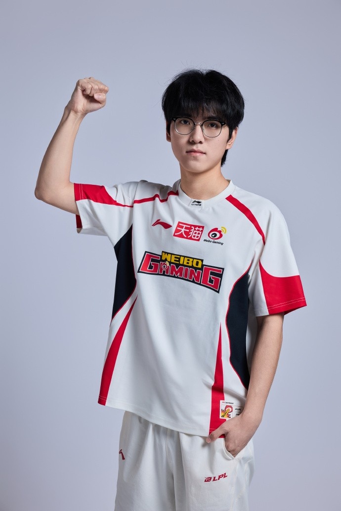 【蜗牛电竞】WBG分享26夹人定妆照：论微博哥拍照POSE的一百种手势