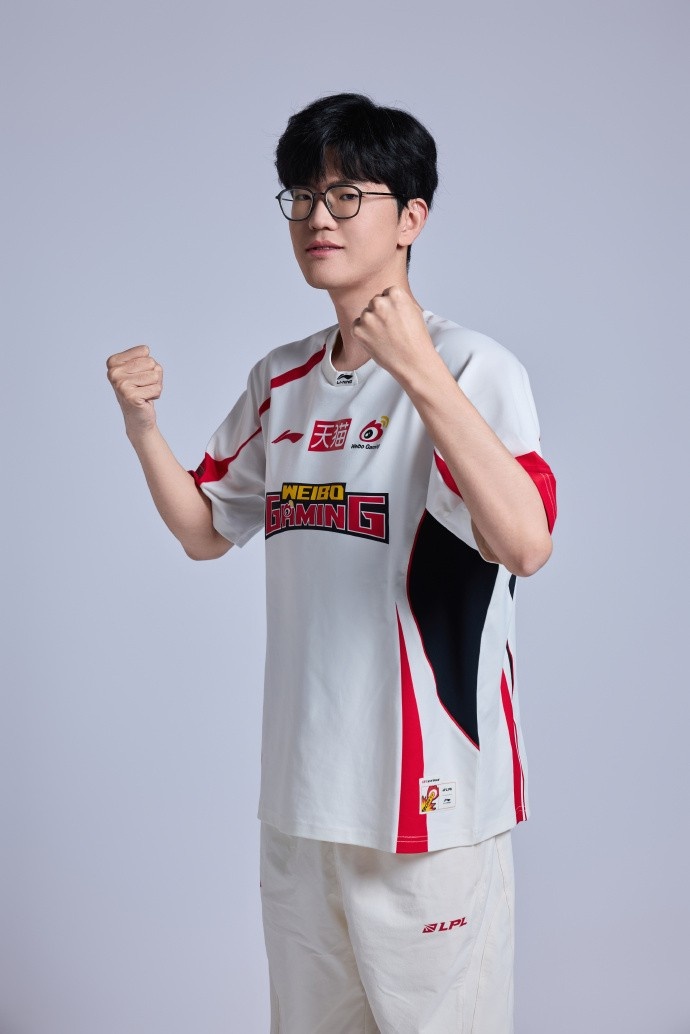 【蜗牛电竞】WBG分享26夹人定妆照：论微博哥拍照POSE的一百种手势