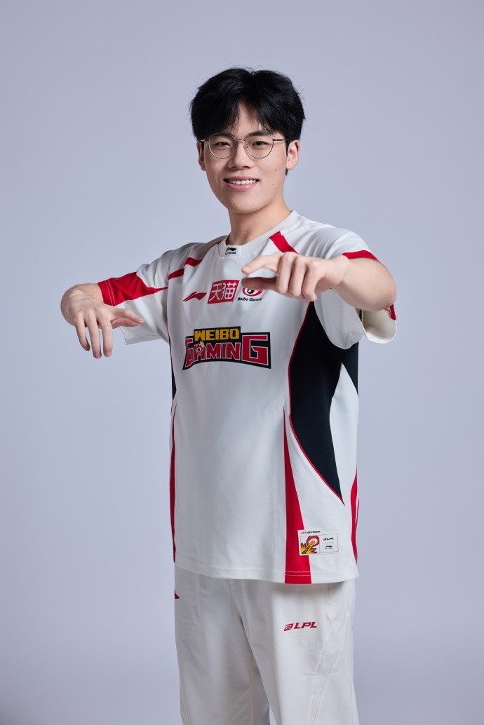 【蜗牛电竞】WBG分享26夹人定妆照：论微博哥拍照POSE的一百种手势