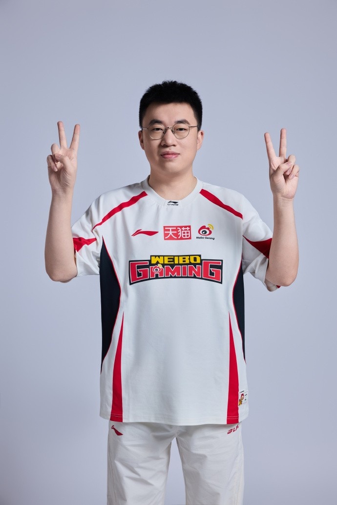 【蜗牛电竞】WBG分享26夹人定妆照：论微博哥拍照POSE的一百种手势